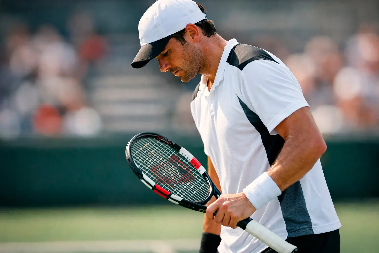 Konzentrierter Tennisspieler vor einem Aufschlag bei einem wichtigen Punkt