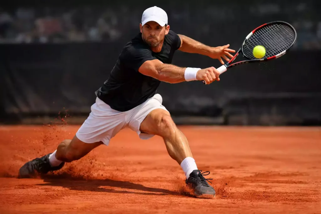 Tennisspieler in Topform zeigt aggressive Spielweise auf dem Court