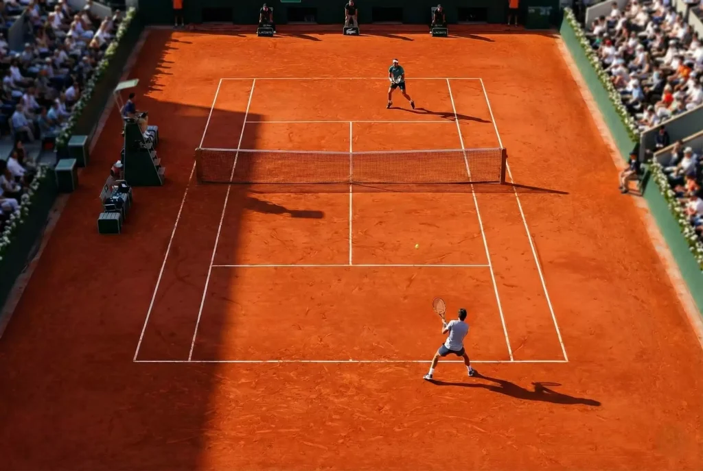 Tennisplatz von oben mit strategischer Spielfeldübersicht